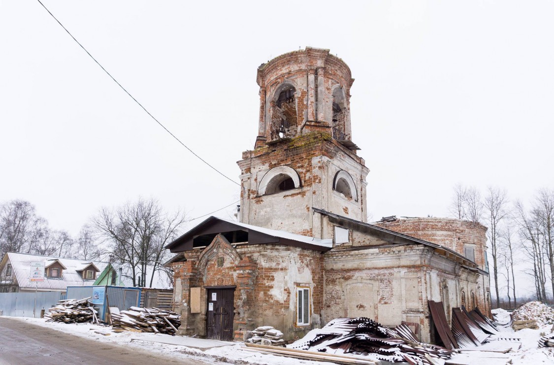 Вологда. Церковь Покрова Пресвятой Богородицы в Ямской Слободе. фасады, Вид церкви с обрушившимися сводами основного объёма.