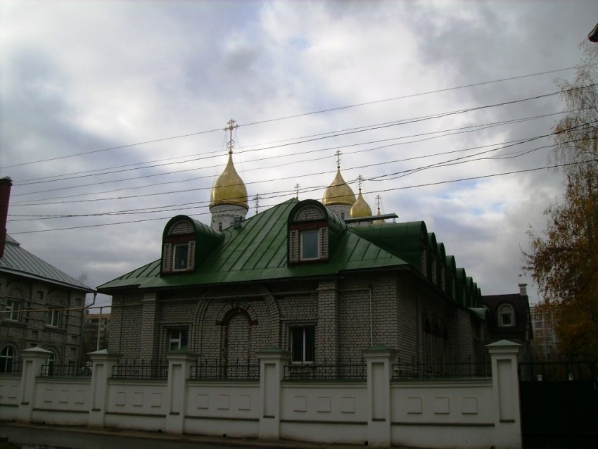 Крестильный храм Всех Святых в Дашково-Песочне, Рязань (Рязань, город, Рязанская область). дополнительная информация, Дом  причта,  на  дальнем  плане  видны  купола  храма  Александра  Невского  и  Всехсвятского.