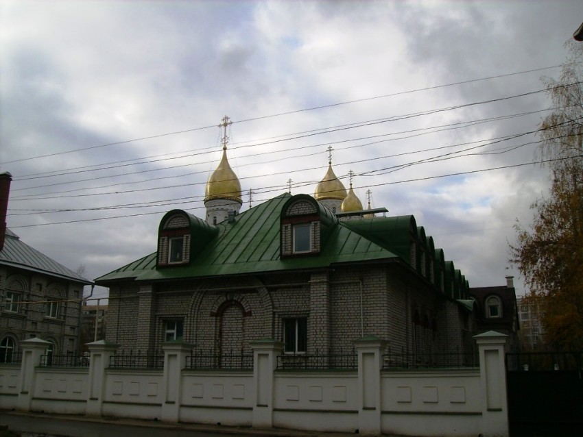 Рязань. Крестильный храм Всех Святых в Дашково-Песочне. дополнительная информация, Дом  причта,  на  дальнем  плане  видны  купола  храма  Александра  Невского  и  Всехсвятского.