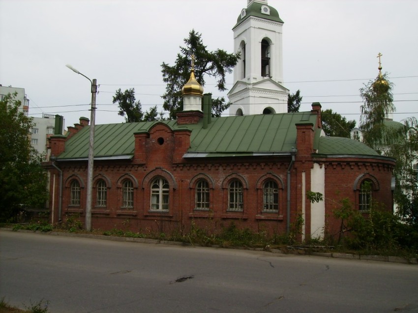 Крестильный храм Космы и Дамиана, Рязань (Рязань, город, Рязанская область). общий вид в ландшафте, Вид  с  юга,  на  дальнем  плане  -  Вознесенский  храм