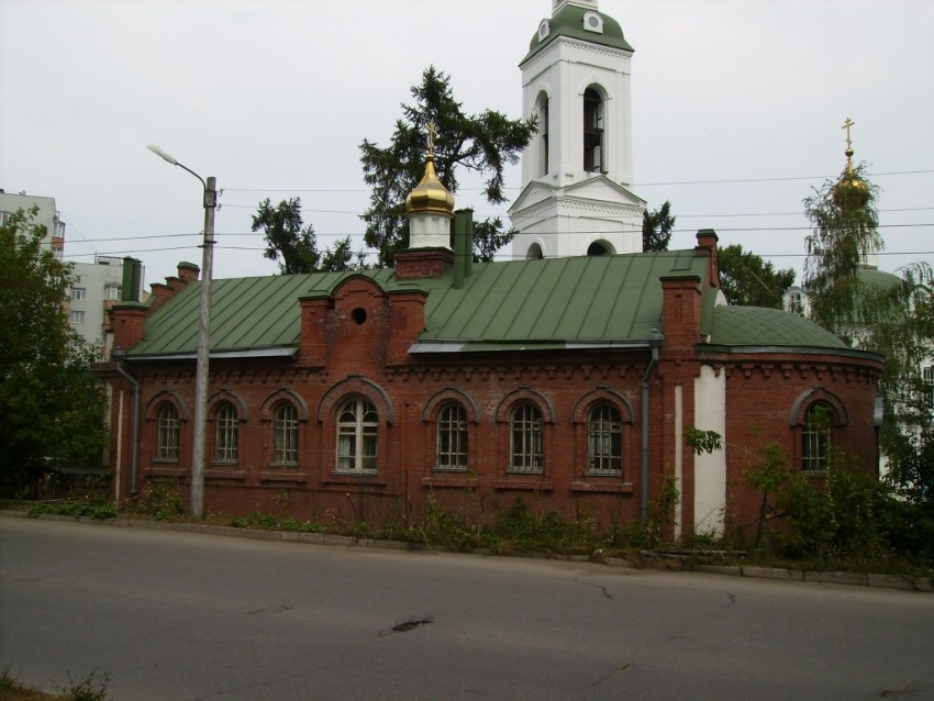 Рязань. Крестильный храм Космы и Дамиана. общий вид в ландшафте, Вид  с  юга,  на  дальнем  плане  -  Вознесенский  храм