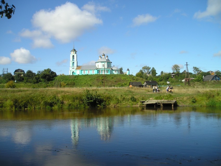 Кантаурово. Церковь Троицы Живоначальной. общий вид в ландшафте