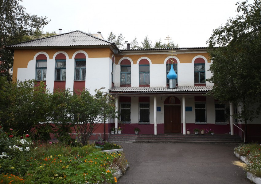 Церковь Иосифа Обручника и Святого семейства, Красноярск (Красноярск, город, Красноярский край). фасады, Церковь имеет два фасада, с улице Кутузова и со двора, из парка