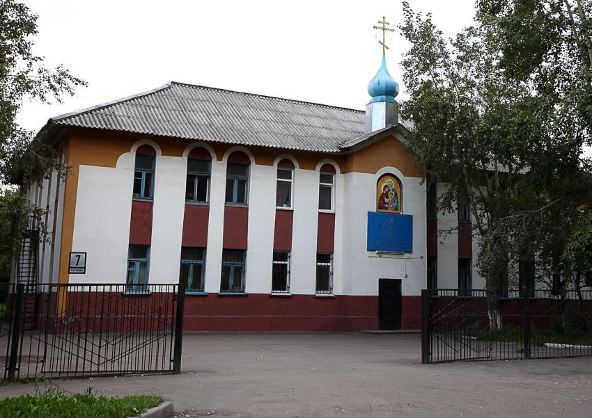 Церковь Иосифа Обручника и Святого семейства, Красноярск (Красноярск, город, Красноярский край). общий вид в ландшафте, Церковь имеет два фасада, с улице Кутузова и со двора, из парка
