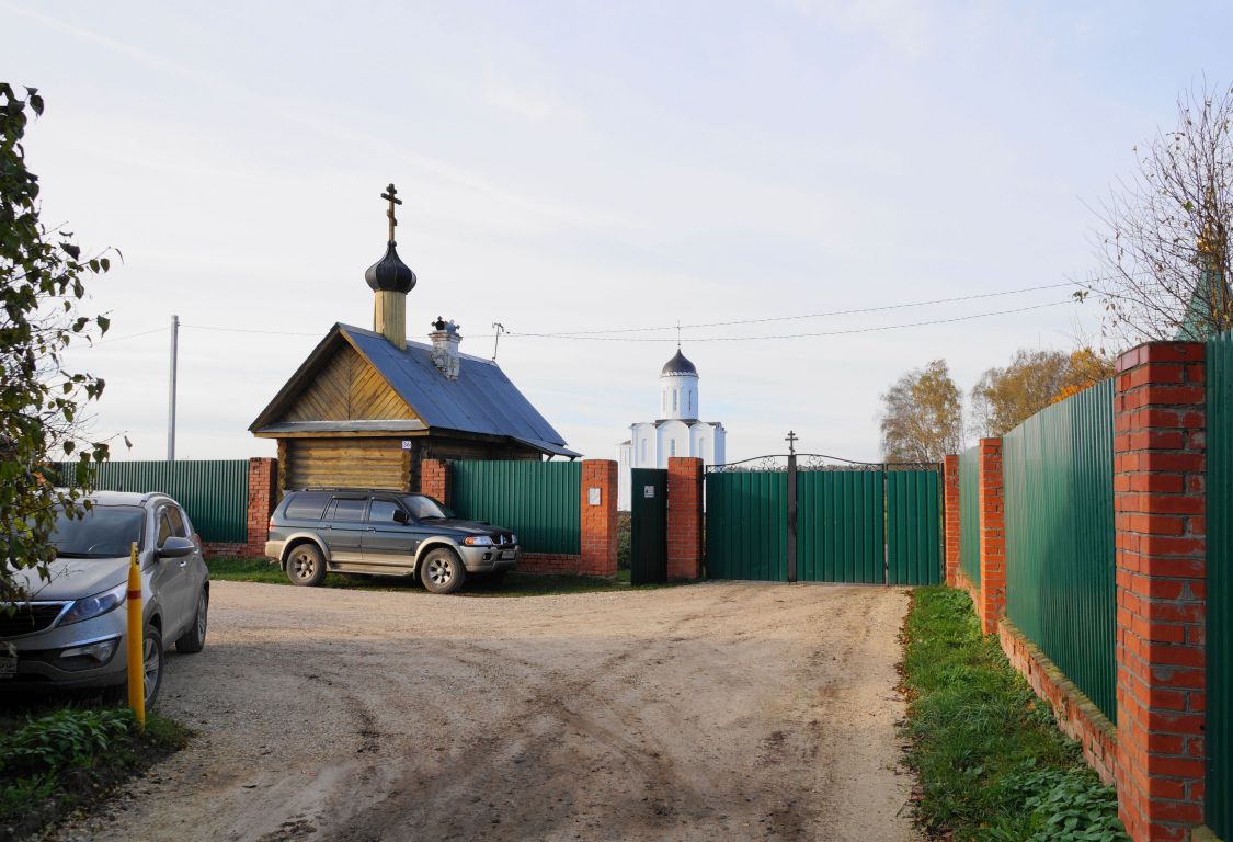 Матвеевка. Покровский на Колпи скит Троицкой Сергиевой Лавры. дополнительная информация, Главные ворота, калитка и сторожка-часовня, в которую можно зайти для молитвы и записок не беспокоя сестёр