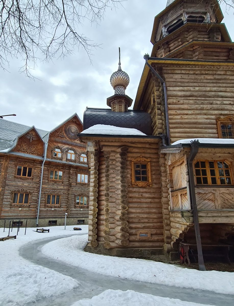 Церковь Покрова Пресвятой Богородицы, Новые Ватутинки (Новомосковский административный округ (НАО), г. Москва). архитектурные детали, Апсида и фрагмент основного объема, вид с севера