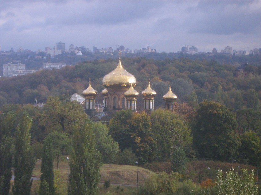Киев. Церковь Покрова Пресвятой Богородицы на Приорке. общий вид в ландшафте