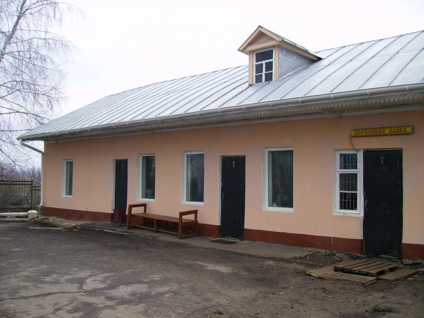 Крестильная церковь Иоанна Богослова при соборе Покрова Пресвятой Богородицы, Тамбов (Тамбов, город, Тамбовская область). общий вид в ландшафте, Вид  с  северо-запад.  Вход  в  крестильный  храм  и  церковную  лавку.