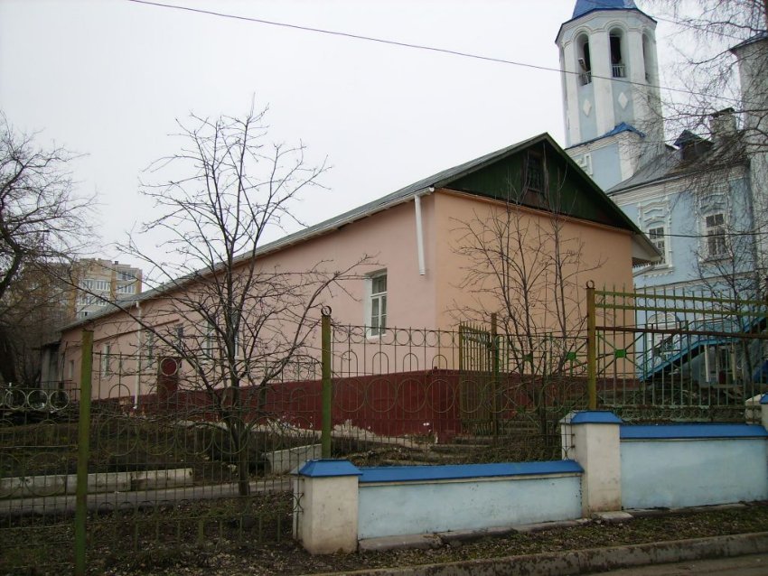 Крестильная церковь Иоанна Богослова при соборе Покрова Пресвятой Богородицы, Тамбов (Тамбов, город, Тамбовская область). общий вид в ландшафте, Вид  с  юго-востока.  На  дальнем  плане  -  Покровский  храм.