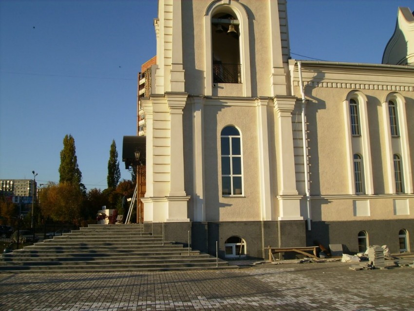 Церковь Казанской иконы Божией Матери (новая), Ростов-на-Дону (Ростов-на-Дону, город, Ростовская область). фасады, Крыльцо  и  фрагмент  южного  фасада  храма