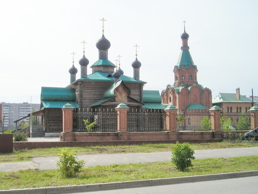 Храмовый комплекс. Церкви Тихона, Патриарха Всероссийского и Новомучеников и исповедников Церкви Русской и Иоанна Предтечи, Дзержинск (Дзержинск, город, Нижегородская область). общий вид в ландшафте