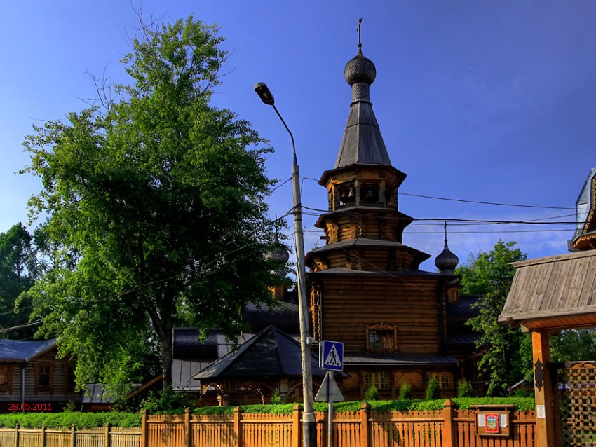 Церковь Покрова Пресвятой Богородицы, Новые Ватутинки (Новомосковский административный округ (НАО), г. Москва). общий вид в ландшафте