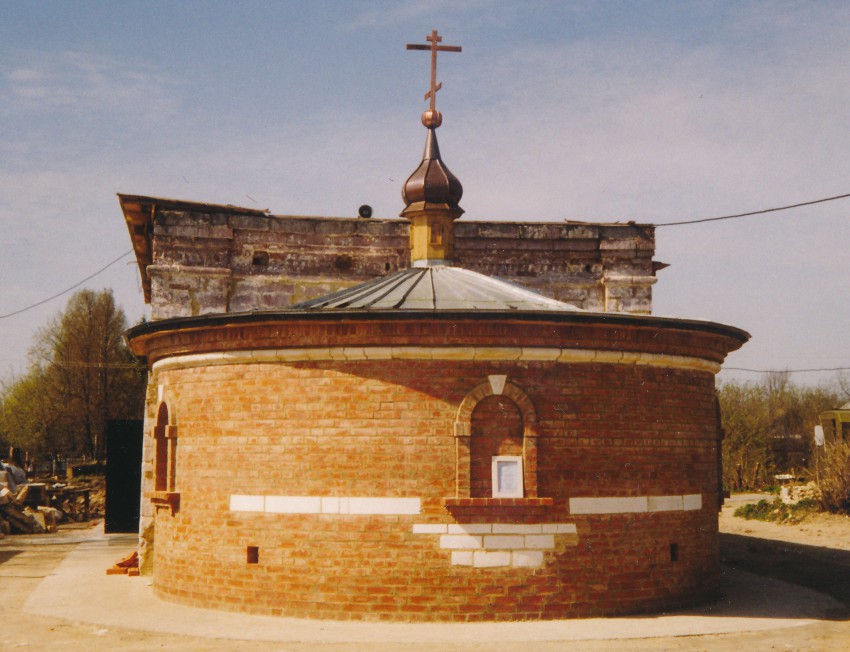 Церковь Николая Чудотворца, Володарский (Ленинский городской округ, Московская область). фасады, Еще виден фрагмент 1696-1700гг. Сейчас застроен и не виден.