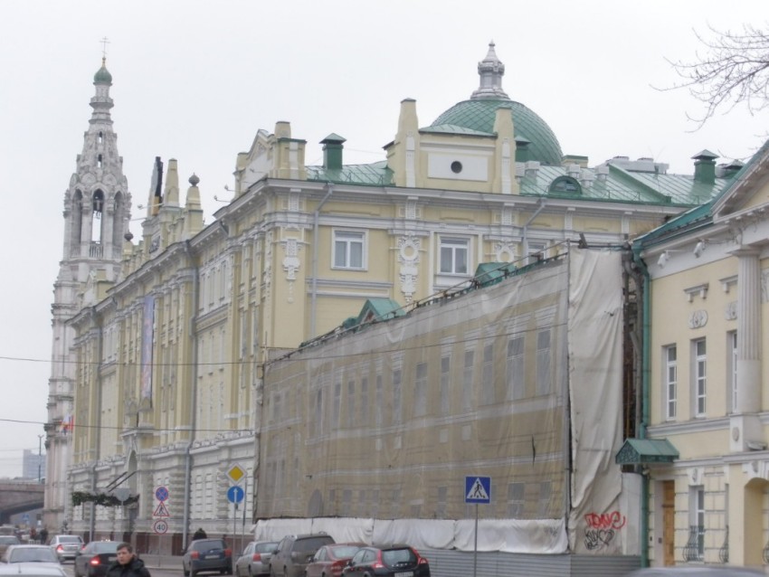 Якиманка. Домовая церковь Николая Чудотворца при Бахрушинском доме бесплатных квартир. общий вид в ландшафте, Вид с запада, на переднем плане - здание бывших бесплатных квартир имени Бахрушиных с храмом Николая Чудотворца, на дальнем  плане - колокольня Софийского храма.