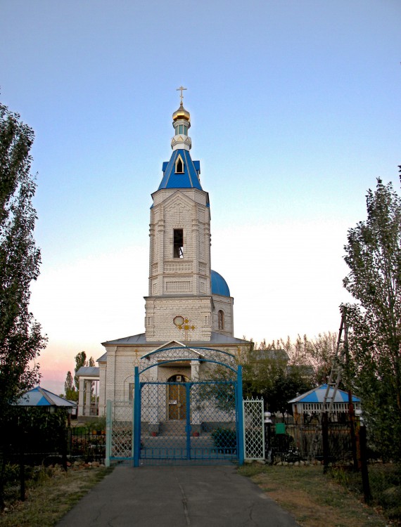 Райгород. Церковь Михаила Архангела. общий вид в ландшафте