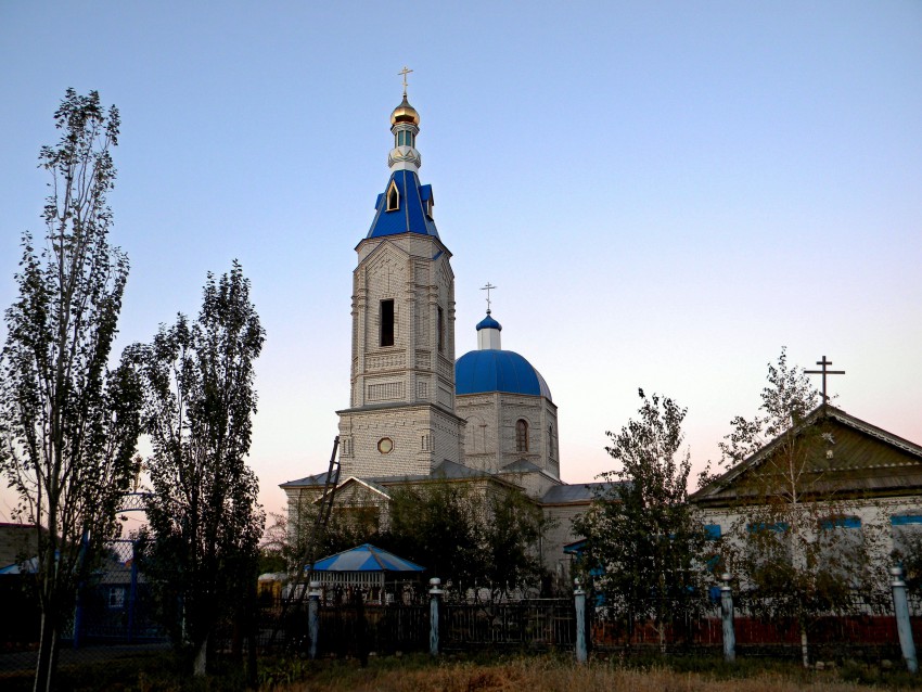 Райгород. Церковь Михаила Архангела. общий вид в ландшафте