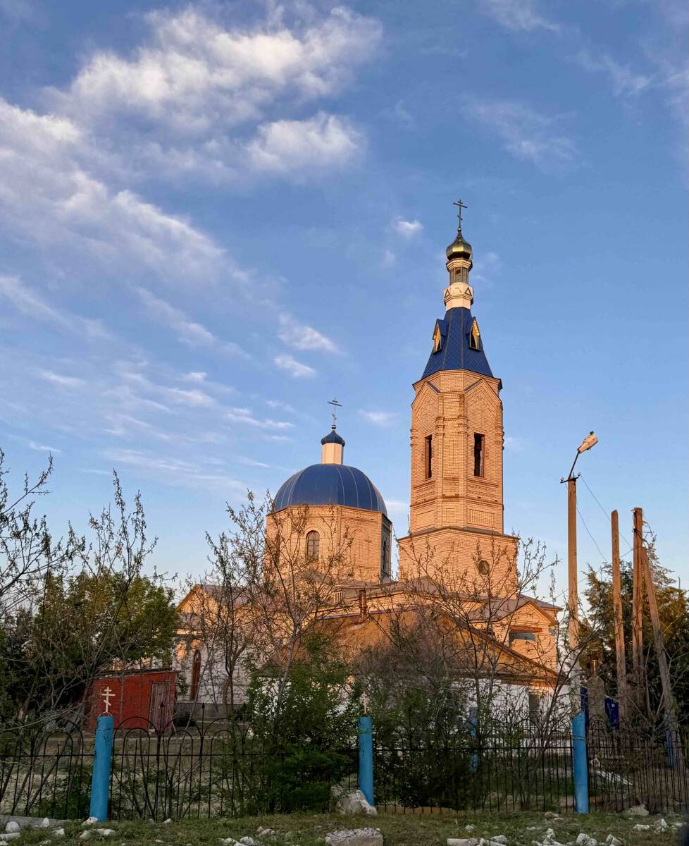 Церковь Михаила Архангела (новая), Райгород (Светлоярский район, Волгоградская область). общий вид в ландшафте