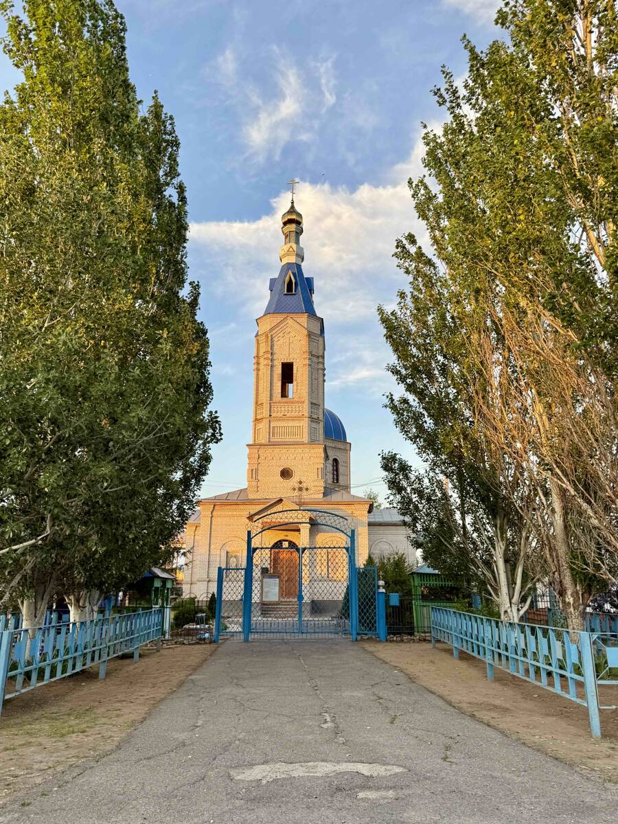 Церковь Михаила Архангела (новая), Райгород (Светлоярский район, Волгоградская область). общий вид в ландшафте