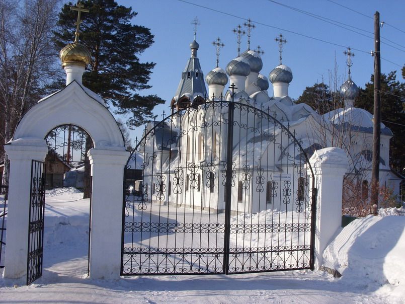 Церковь Николая Чудотворца, Новосибирск (Новосибирск, город, Новосибирская область). дополнительная информация, Входные ворота с восточной стороны от Бердского шоссе.