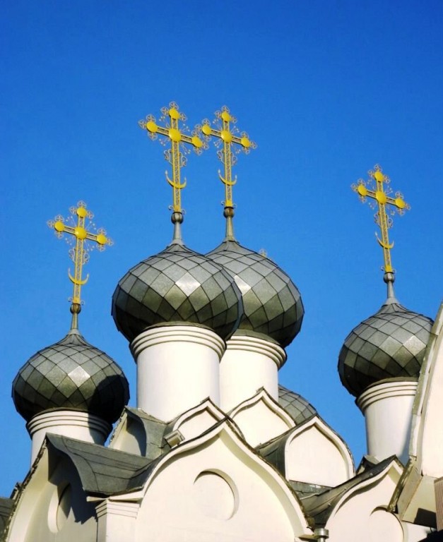 Новосибирск. Церковь Николая Чудотворца. архитектурные детали, Купола и кресты храма, вид с северо-запада