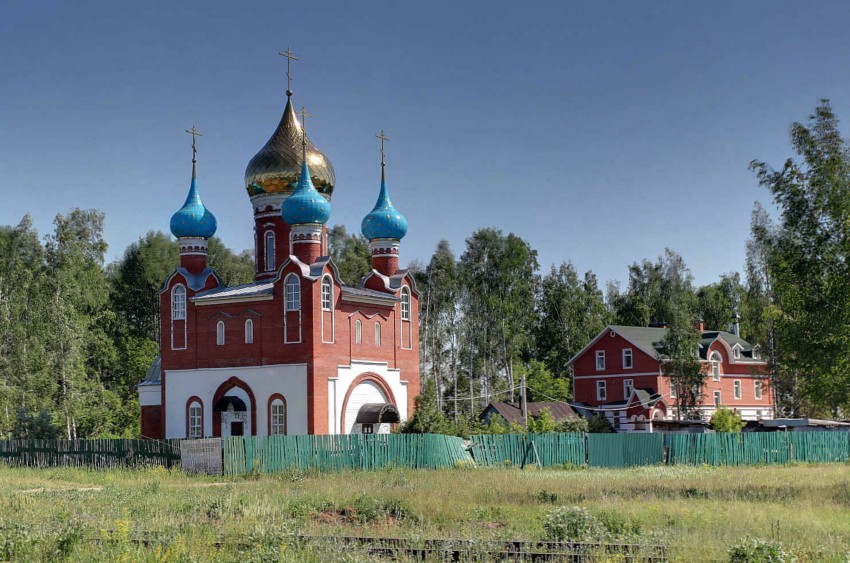 Рязань. Церковь Николая и Александры, царственных страстотерпцев. общий вид в ландшафте