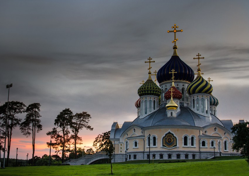 Благословляю этот вечер. Казанская Церковь Переделкино. Благословенной ночи православные. Благословенного вечера православные. Переделкино красивые места.