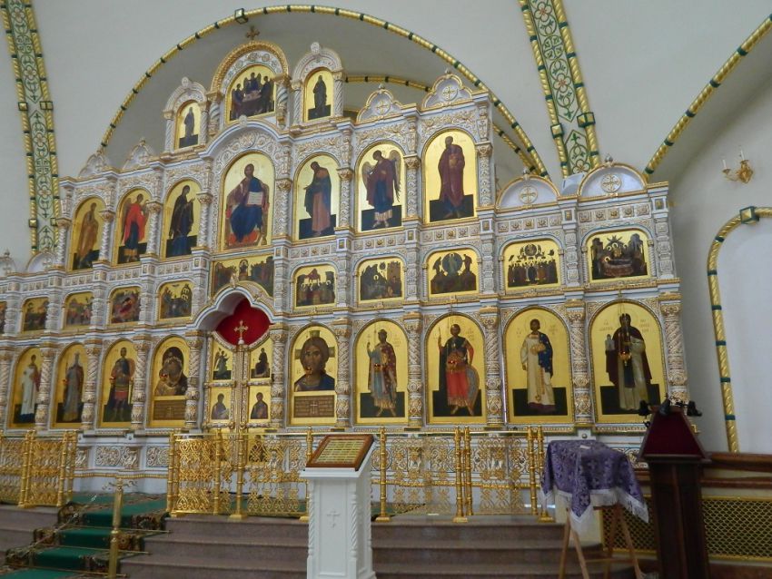 Церковь Игоря Черниговского в Переделкине, Ново-Переделкино (Западный административный округ (ЗАО), г. Москва). интерьер и убранство, Иконостас храма