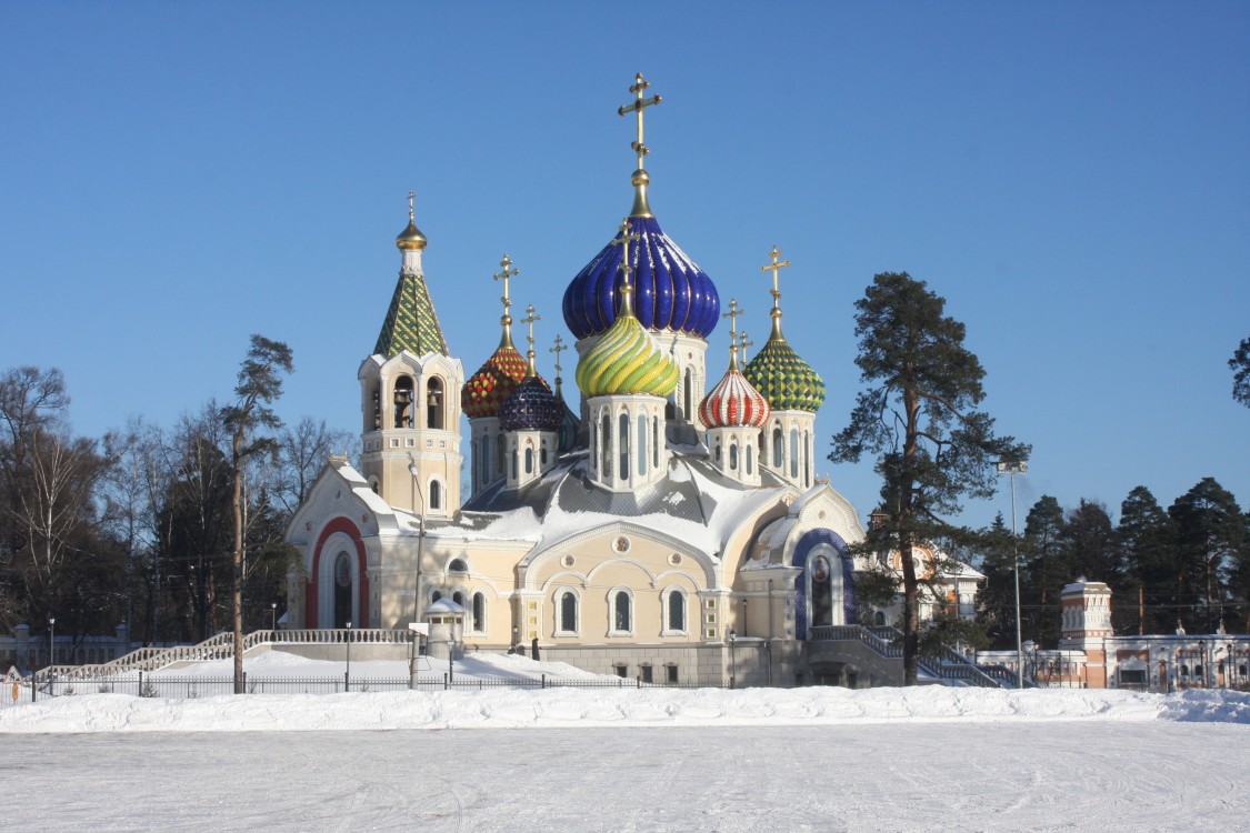 Ново-Переделкино. Церковь Игоря Черниговского в Переделкине. общий вид в ландшафте