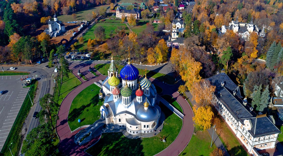 Ново-Переделкино. Церковь Игоря Черниговского в Переделкине. общий вид в ландшафте