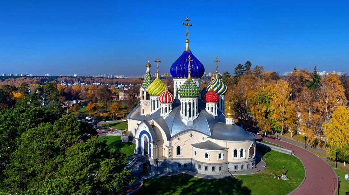 Ново-Переделкино. Церковь Игоря Черниговского в Переделкине. общий вид в ландшафте