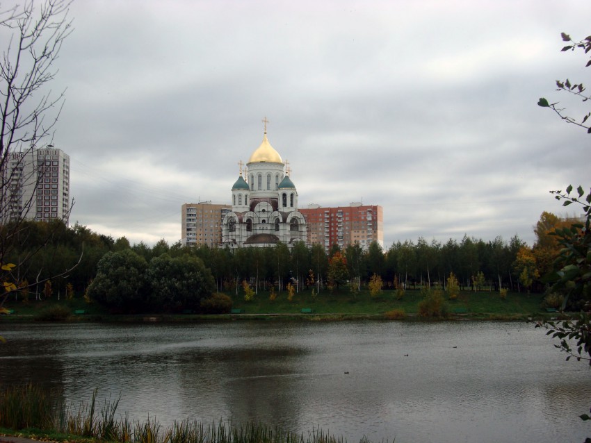 Солнцево. Церковь Сергия Радонежского в Солнцеве. общий вид в ландшафте