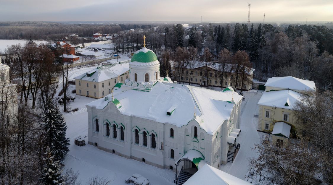 Николо-Берлюковская пустынь. Собор Троицы Живоначальной, Авдотьино (Богородский городской округ, Московская область). общий вид в ландшафте