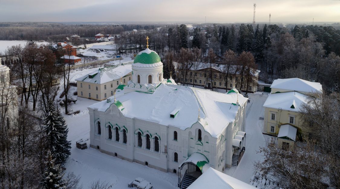 Авдотьино. Николо-Берлюковская пустынь. Собор Троицы Живоначальной. общий вид в ландшафте