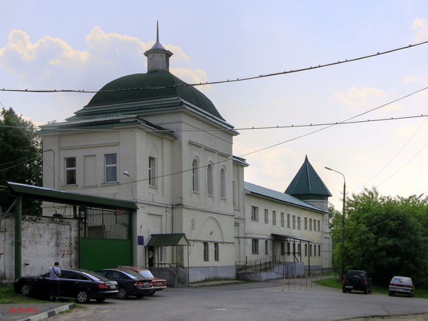Николо-Берлюковская пустынь. Надвратная церковь Василия Великого, Авдотьино (Богородский городской округ, Московская область). общий вид в ландшафте