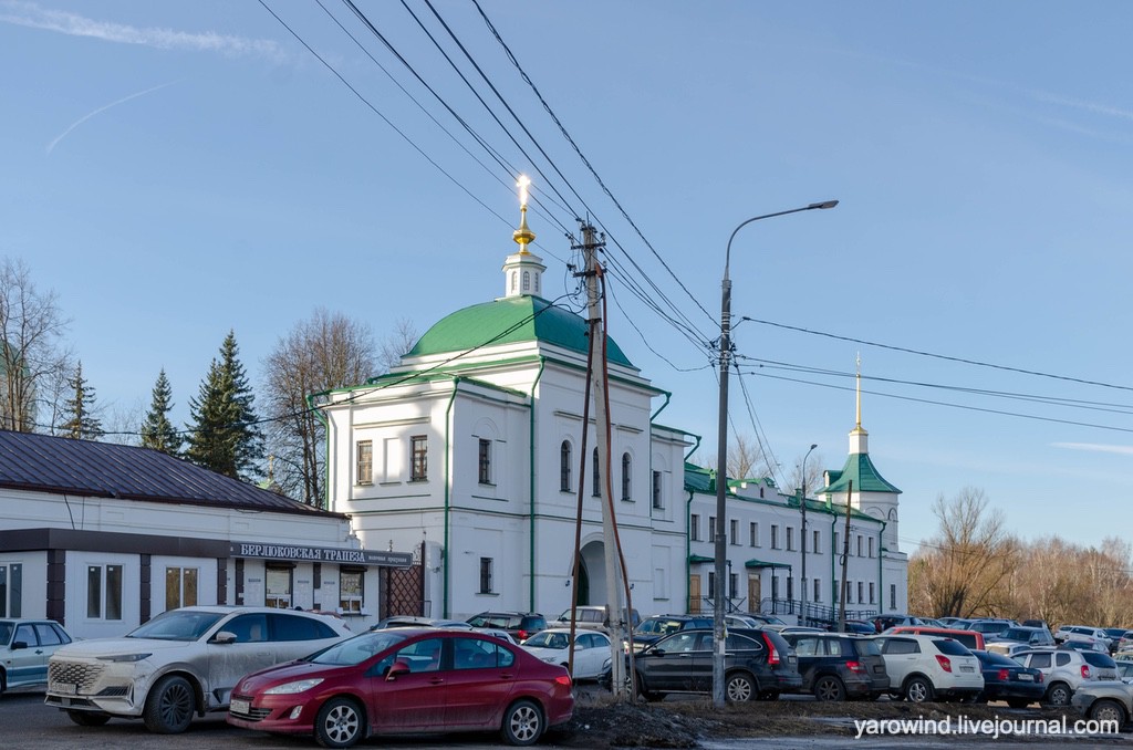 Николо-Берлюковская пустынь. Надвратная церковь Василия Великого, Авдотьино (Богородский городской округ, Московская область). общий вид в ландшафте