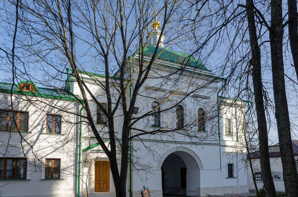 Николо-Берлюковская пустынь. Надвратная церковь Василия Великого, Авдотьино (Богородский городской округ, Московская область). фасады