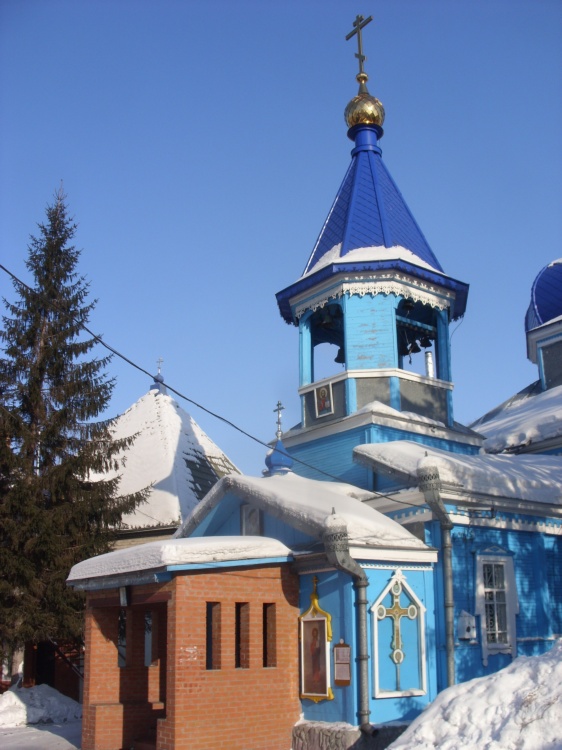 Церковь Николая Чудотворца, Новолуговое (Новосибирский район, Новосибирская область). архитектурные детали, Вход в церковь и шатровая звонница.