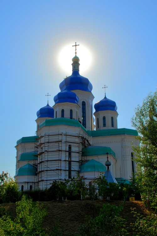Собор Троицы Живоначальной на Троещине, Троещина (Деснянский район, Украина, г. Киев). общий вид в ландшафте