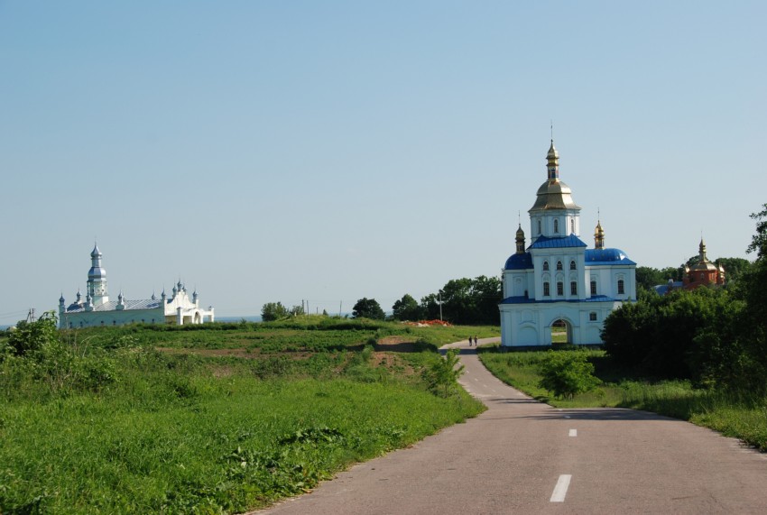 Новая Слобода. Софрониево-Молчанская Печерская пустынь. общий вид в ландшафте