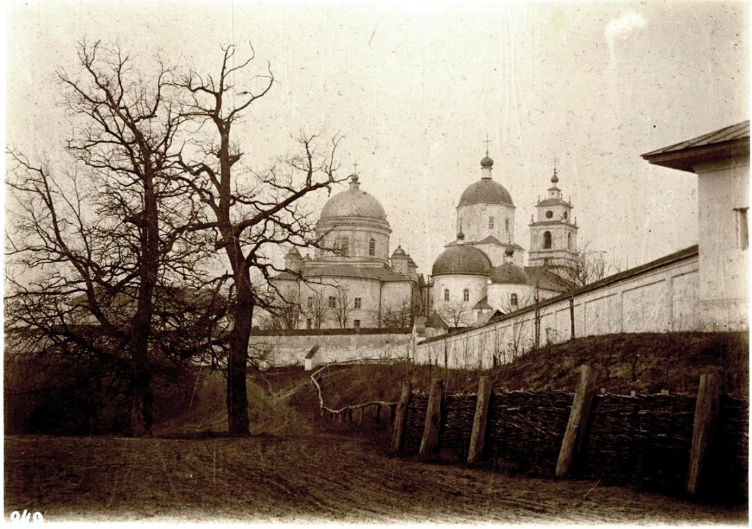 Софрониево-Молчанская Печерская пустынь, Новая Слобода (Конотопский район, Украина, Сумская область). архивная фотография,  Благовещенская церковь; левее соборный храм Рождества Пресвятыя Богородицы.  http://нэб.рф/catalog/000200_000018_RU_NLR_DIGIT_115459/viewer/