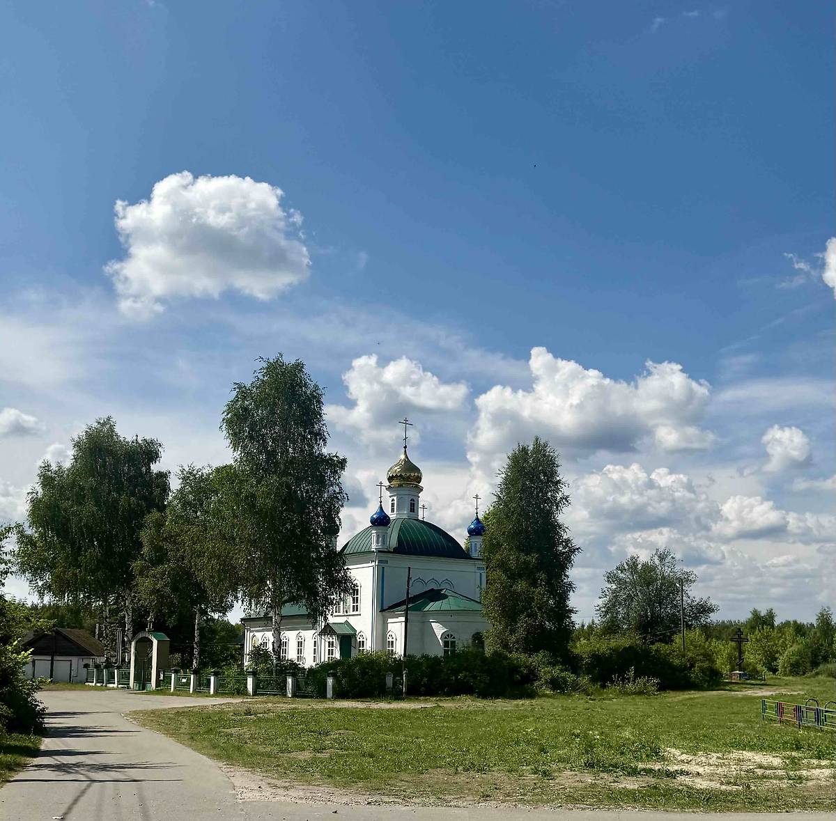 общий вид в ландшафте. Церковь Троицы Живоначальной, Старково (Володарский район, Нижегородская область)
