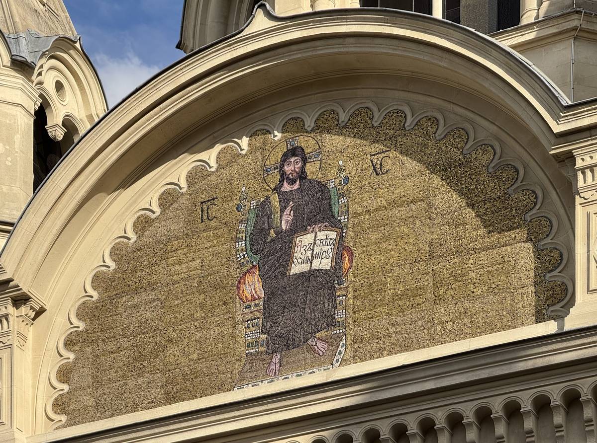 Мозаика над входом, архитектурные детали. Кафедральный собор Александра Невского, Париж (Франция, Прочие страны)