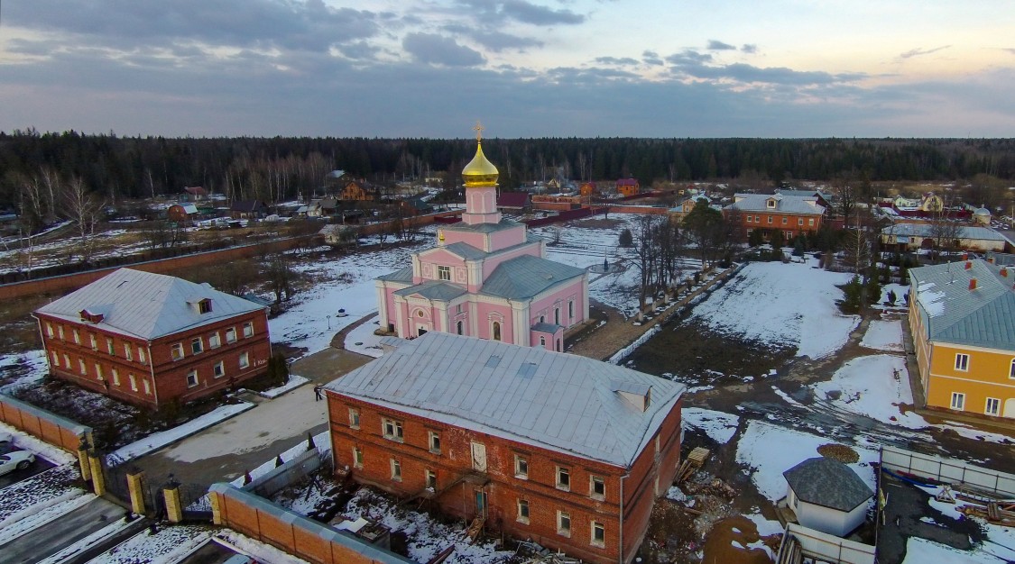 Зосимова пустынь. Троице-Одигитриевская Зосимова пустынь. Собор Троицы Живоначальной. общий вид в ландшафте