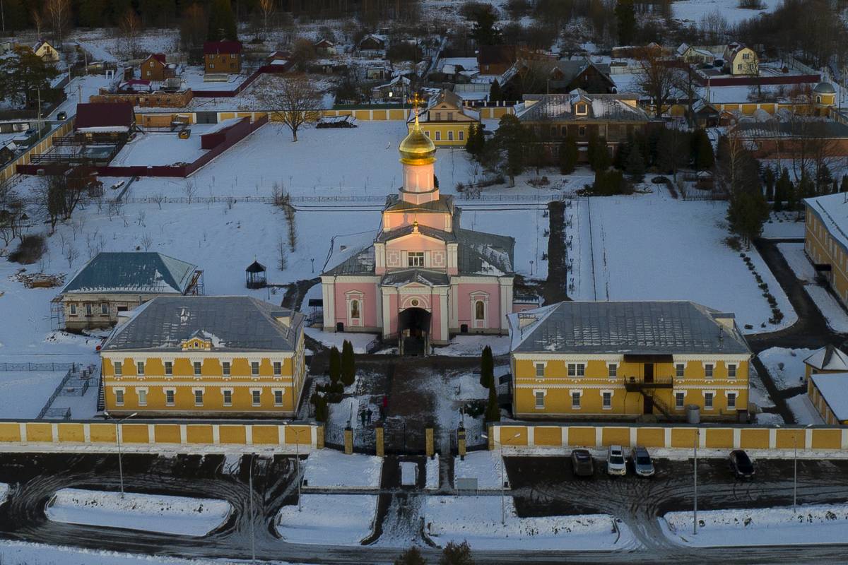 общий вид в ландшафте. Троице-Одигитриевская Зосимова пустынь. Собор Троицы Живоначальной, Зосимова пустынь (Троицкий административный округ (ТАО), г. Москва)