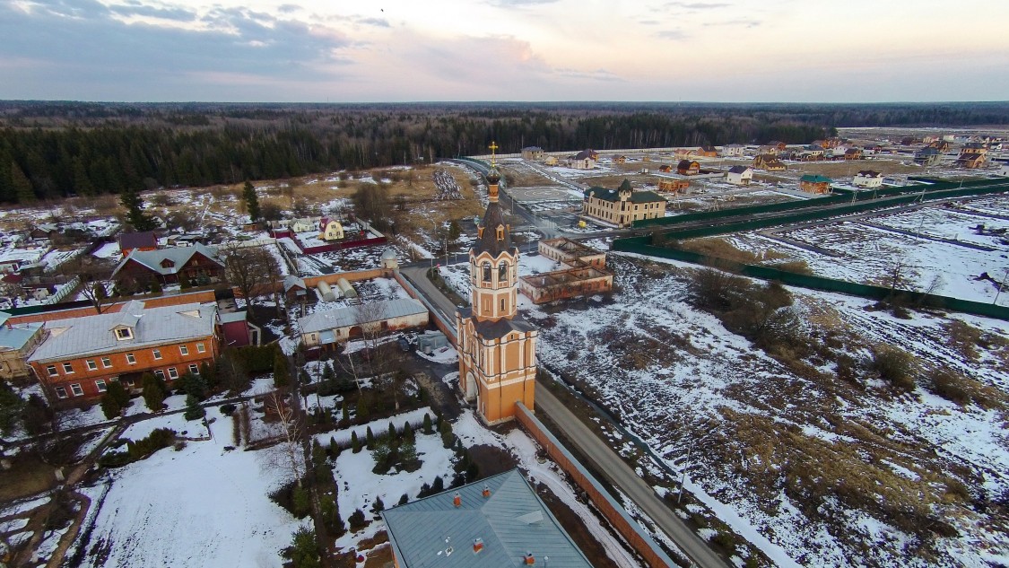 Зосимова пустынь. Троице-Одигитриевская Зосимова пустынь. Церковь Рождества Иоанна Предтечи (в надвратной колокольне). общий вид в ландшафте