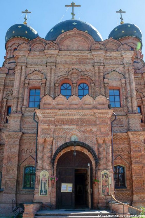 Куровское. Спасо-Преображенский Гуслицкий монастырь. Собор Спаса Преображения. архитектурные детали