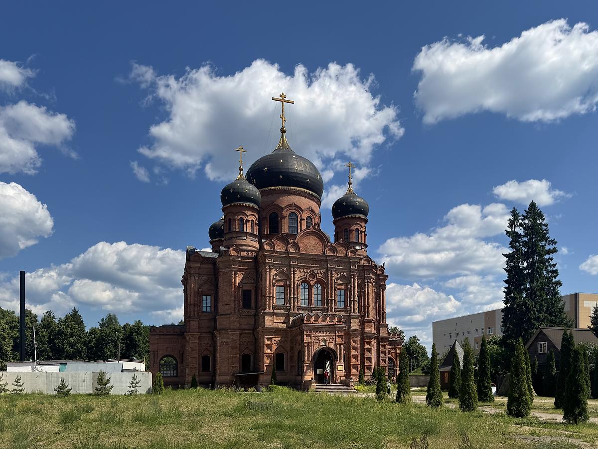 Вид с северо-запада (сдал доступен после сноса столовой ПНИ), общий вид в ландшафте. Спасо-Преображенский Гуслицкий монастырь. Собор Преображения Господня, Куровское (Орехово-Зуевский городской округ, Московская область)