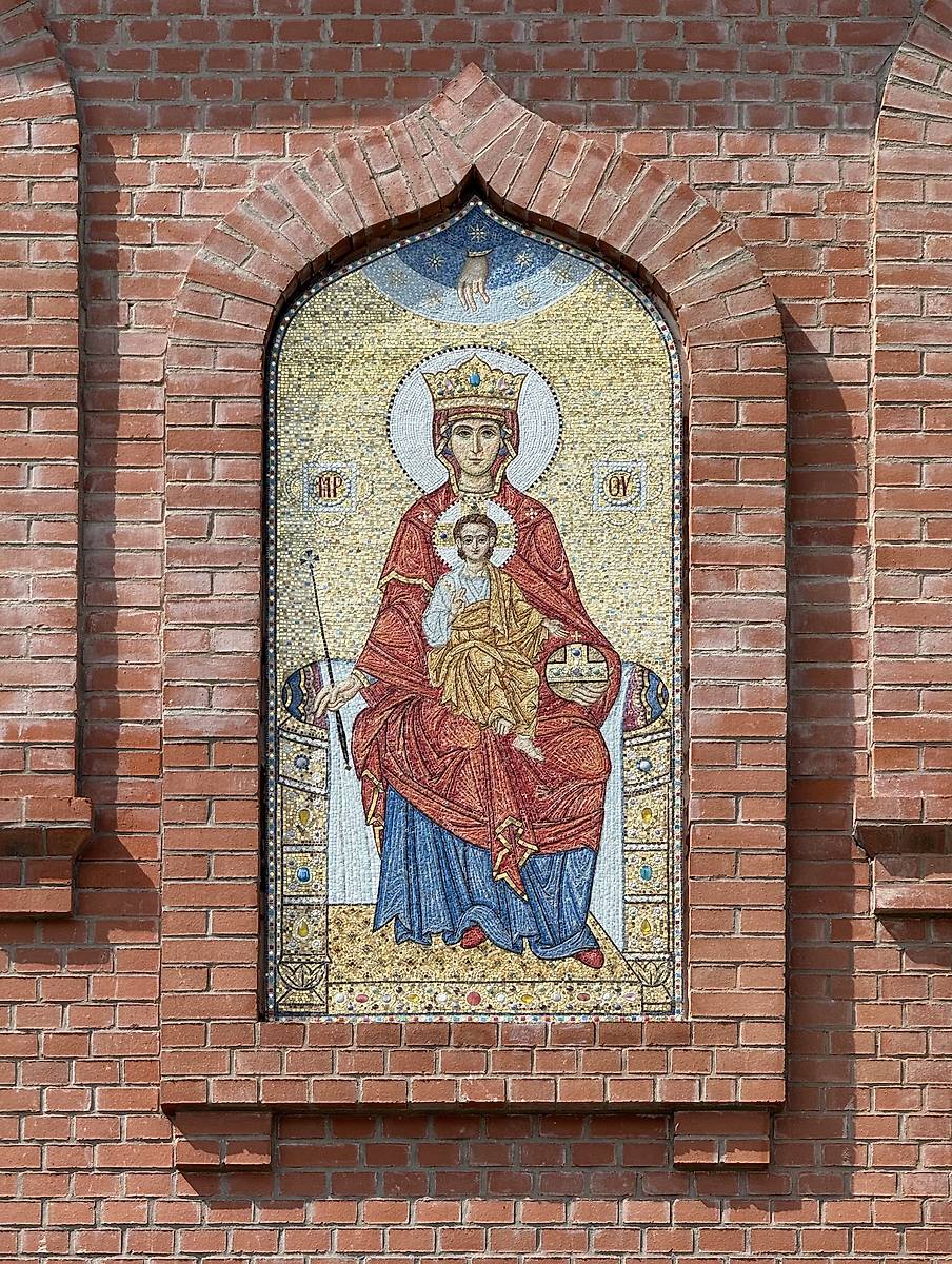 Мозаичный образ на восточном фасаде, архитектурные детали. Спасо-Преображенский Гуслицкий монастырь. Церковь Фотия, митрополита Московского, в надвратной колокольне, Куровское (Орехово-Зуевский городской округ, Московская область)