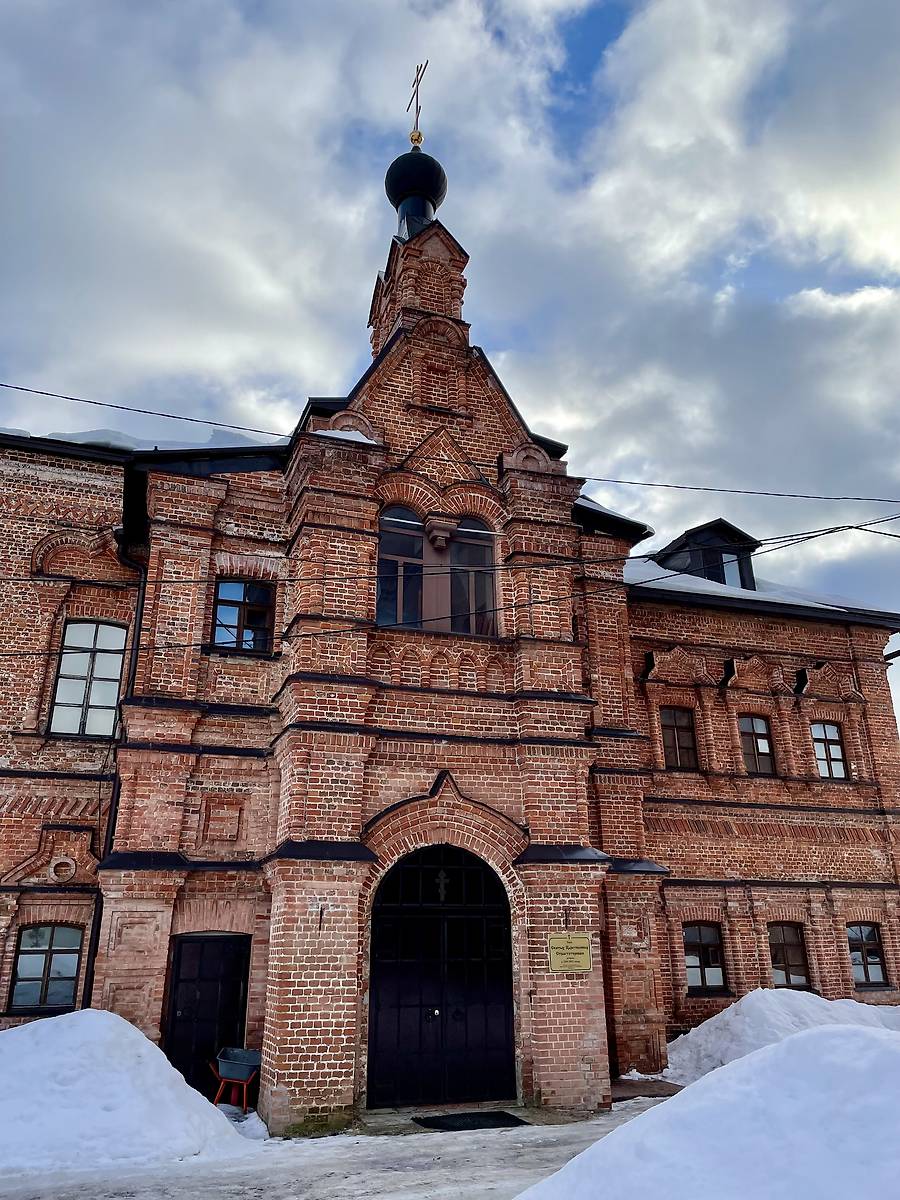 фасады. Спасо-Преображенский Гуслицкий монастырь. Церковь Царственных страстотерпцев в трапезном корпусе, Куровское (Орехово-Зуевский городской округ, Московская область)