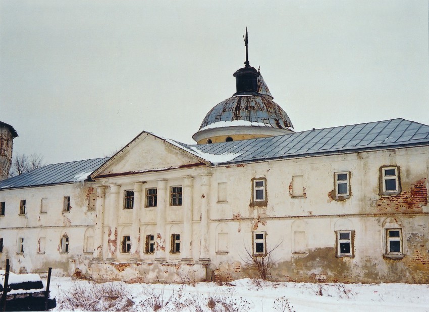 Луговой. Николо-Пешношский монастырь. Церковь Димитрия, митрополита Ростовского, в больничном корпусе. фасады